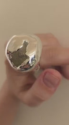 Anello scultoreo in argento e resina artistica con quarzite grezza naturale fatto a mano in Italia