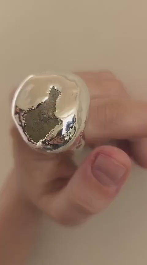 Anello scultoreo in argento e resina artistica con quarzite grezza naturale fatto a mano in Italia