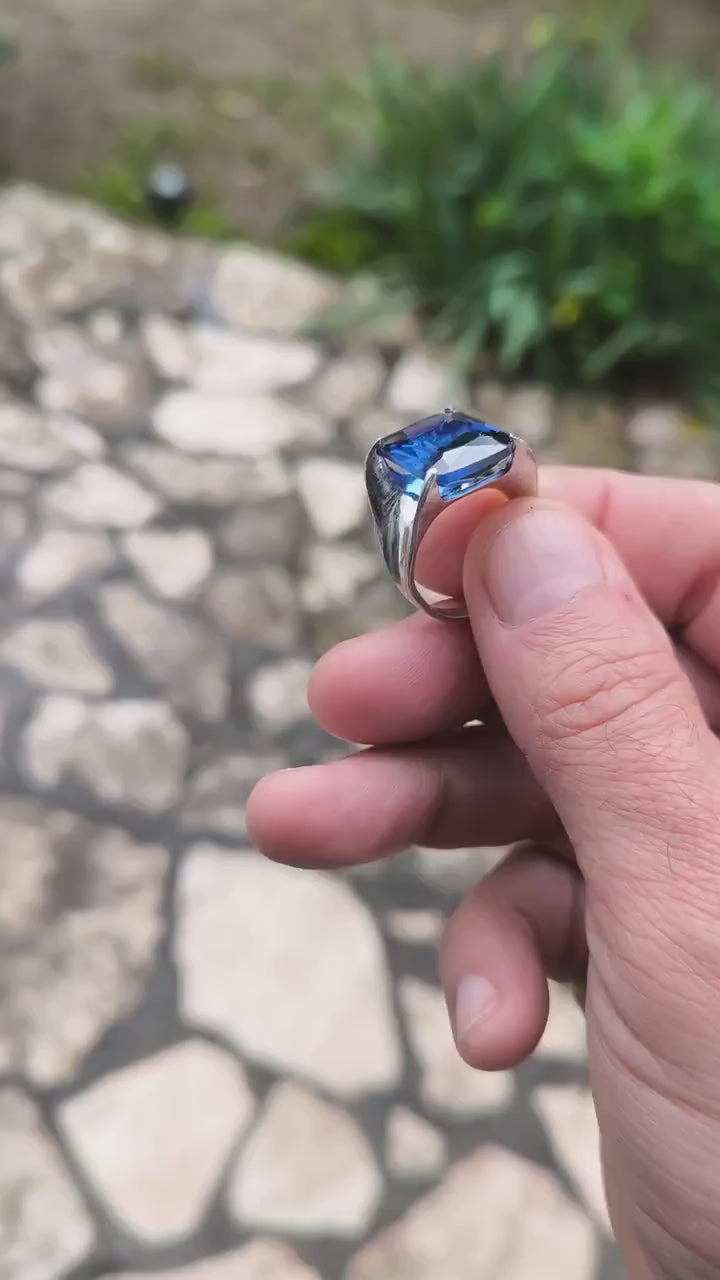Anello in argento 925 con cianite blu rettangolare sfaccettata