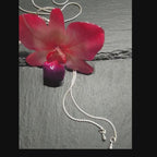 Collana Orchidea Rossa Naturale in Resina con Saliscendi Argento Regolabile – Gioiello Artigianale Elegante