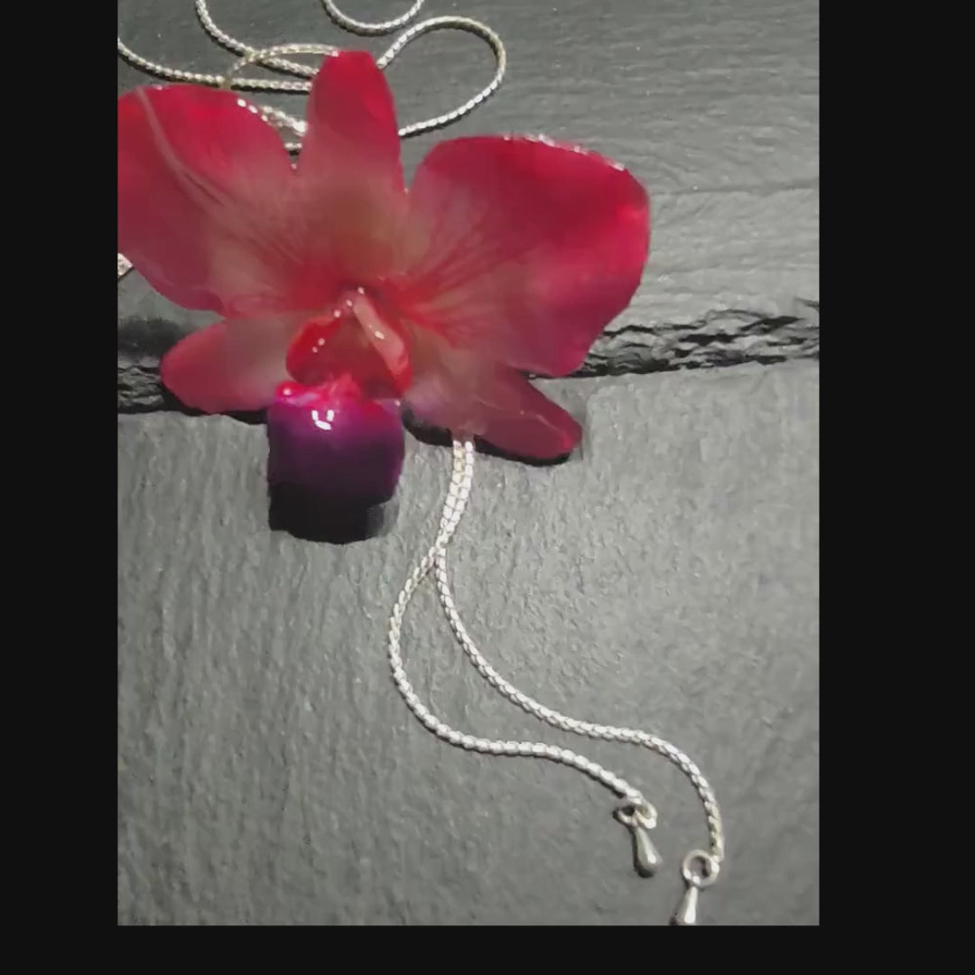 Collana Orchidea Rossa Naturale in Resina con Saliscendi Argento Regolabile – Gioiello Artigianale Elegante