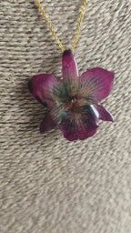 collana orchidea nobilis viola riflessi azzurri resina catenina oro nickel free elegante
