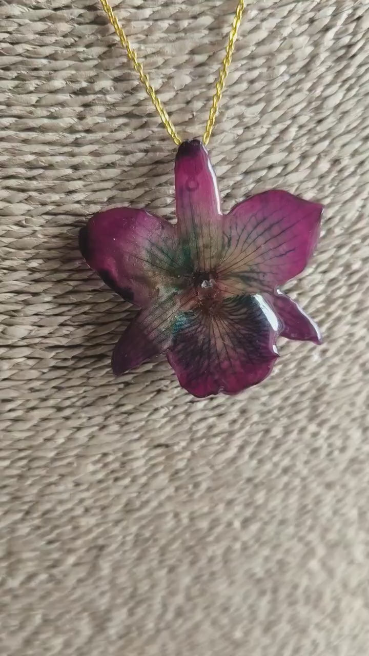 collana orchidea nobilis viola riflessi azzurri resina catenina oro nickel free elegante