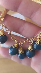 Bracciale in oro opaco su bronzo con sei topazi azzurri tondi sfaccettati regolabile