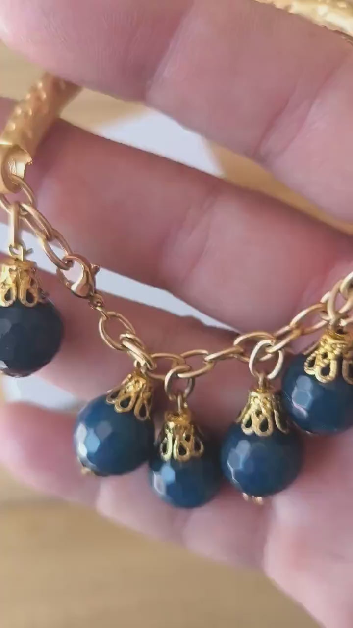 Bracciale in oro opaco su bronzo con sei topazi azzurri tondi sfaccettati regolabile
