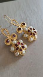 Orecchini stile Bizantino in oro su bronzo con perle naturali e granati rossi
