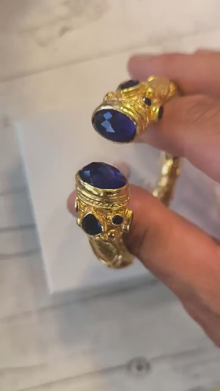 Bracciale in oro su bronzo con topazi azzurri naturali e apertura a molla