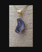 “Collana elegante con agata blu geode centrale”