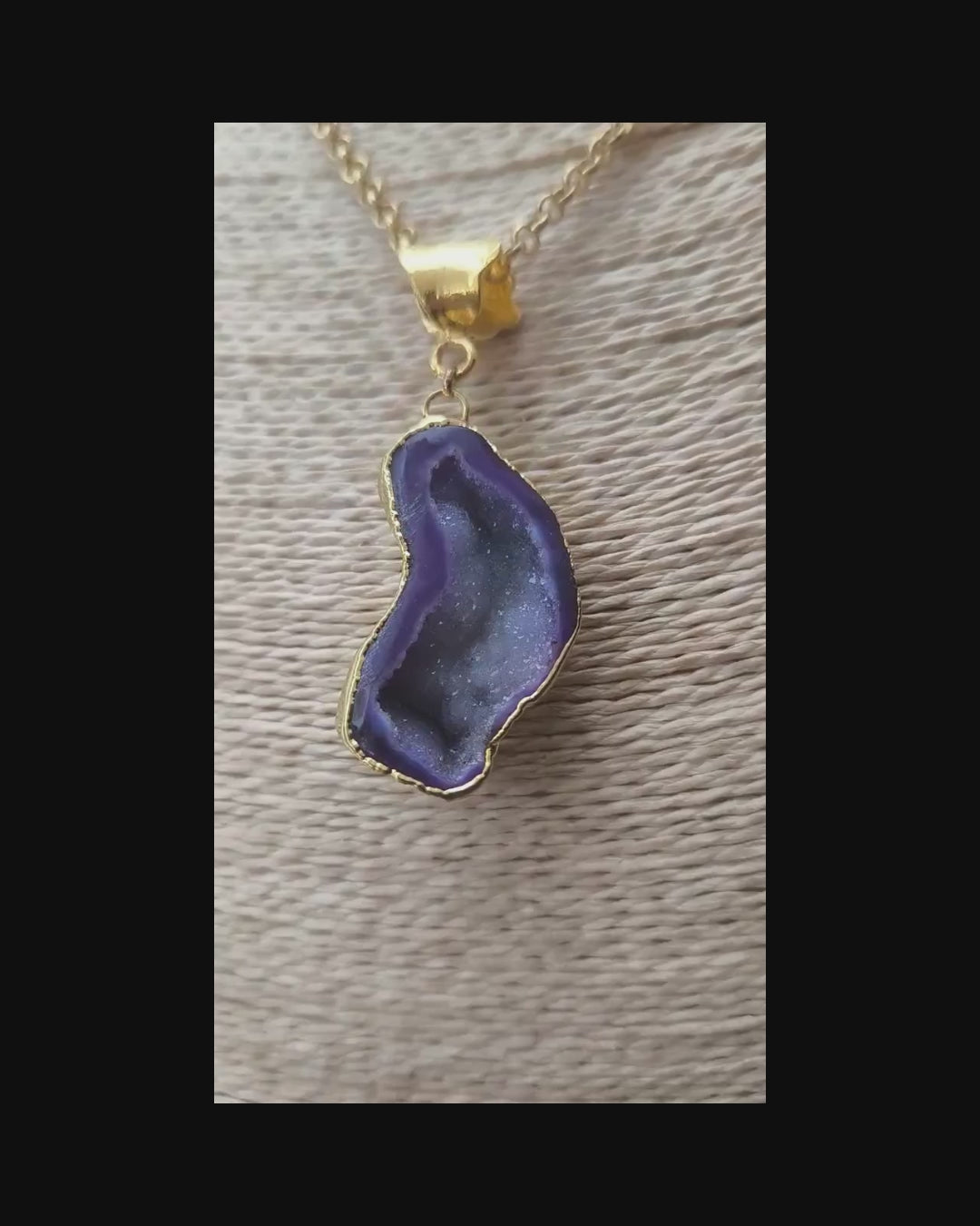 “Collana elegante con agata blu geode centrale”