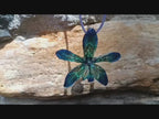 collana orchidea tiger azzurra resina riflessi verdi laccio pelle viola elegante rara