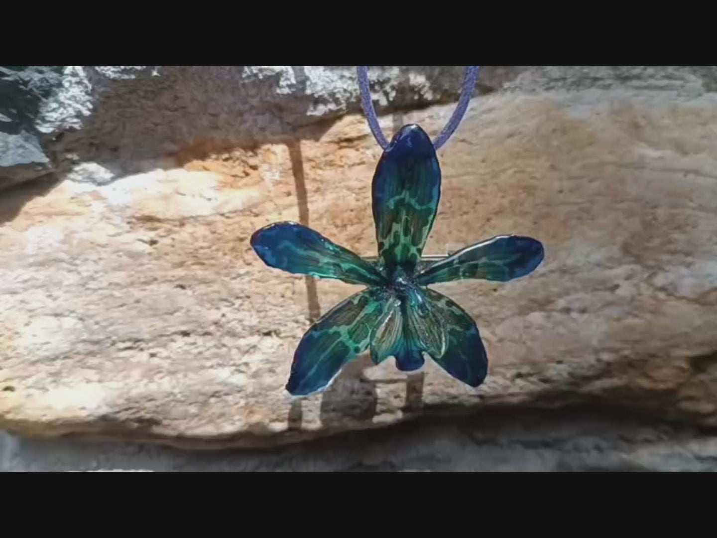 collana orchidea tiger azzurra resina riflessi verdi laccio pelle viola elegante rara
