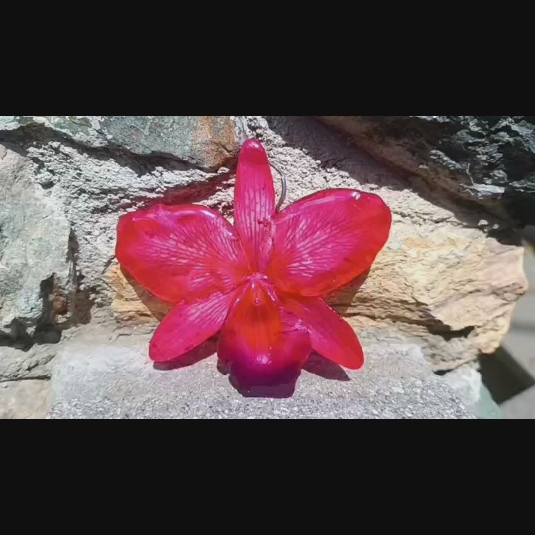 Ciondolo orchidea rossa vera in resina trasparente, pendente floreale artigianale per borsa o collana