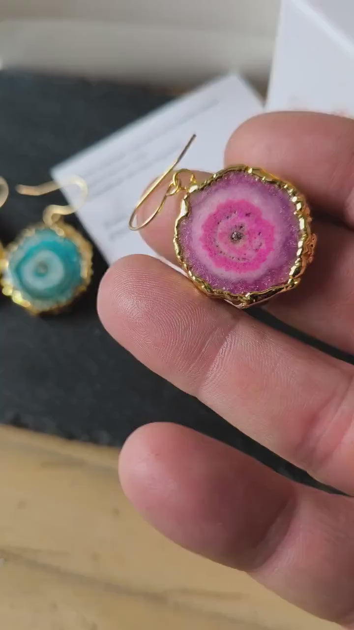 Orecchini oro su bronzo con agate naturali e ganci in argento dorato