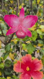 Collana con vera orchidea Cattleya rosa in resina ecologica e saliscendi in oro su bronzo