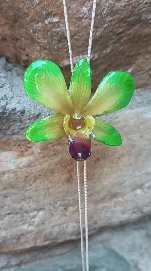 collana orchidea dendrobium verde bocca viola resina saliscendi oro argento regolabile elegante