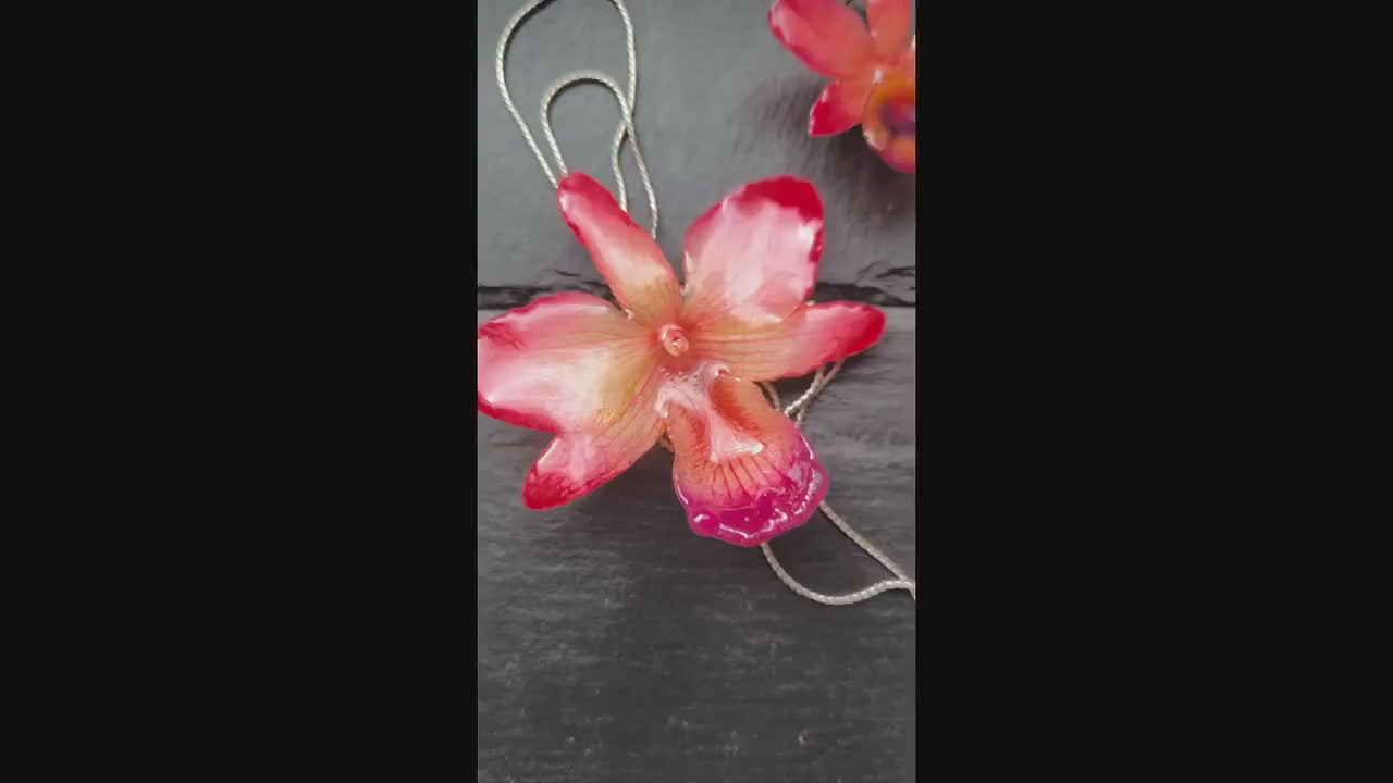 Set collana e orecchini con orchidee rosa corallo in resina, gioielli floreali artigianali luminosi
