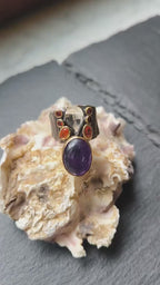Anello in argento con ricami in oro, ametista viola cabochon e mini topazi arancio