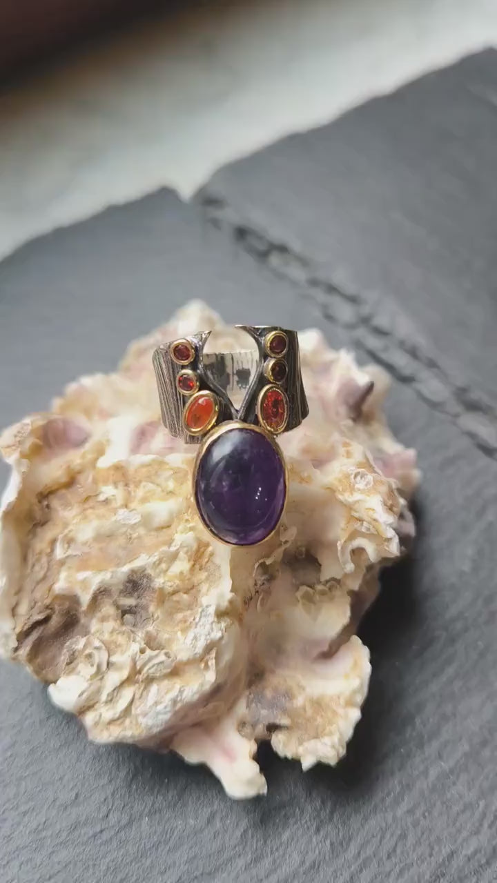 Anello in argento con ricami in oro, ametista viola cabochon e mini topazi arancio