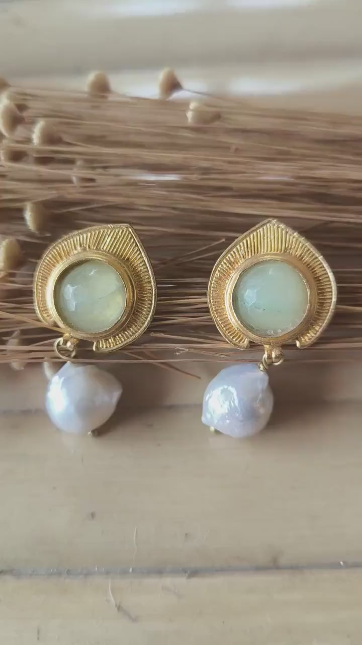 Orecchini stile antico oro su bronzo con peridoti grezzi e perle barocche naturali
