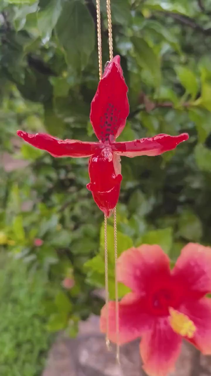 “Collana saliscendi con orchidea rossa naturale inglobata in resina trasparente”