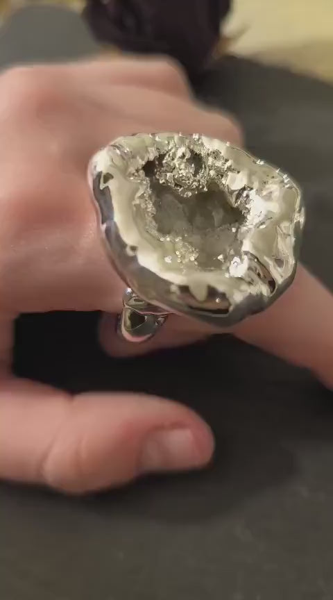 Anello scultoreo in argento fuso e resina artistica con druze di quarzo bianco naturale fatto a mano