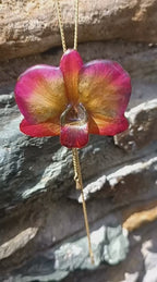 collana orchidea dendrobium marrone riflessi rossi azzurri resina saliscendi oro galvanizzato