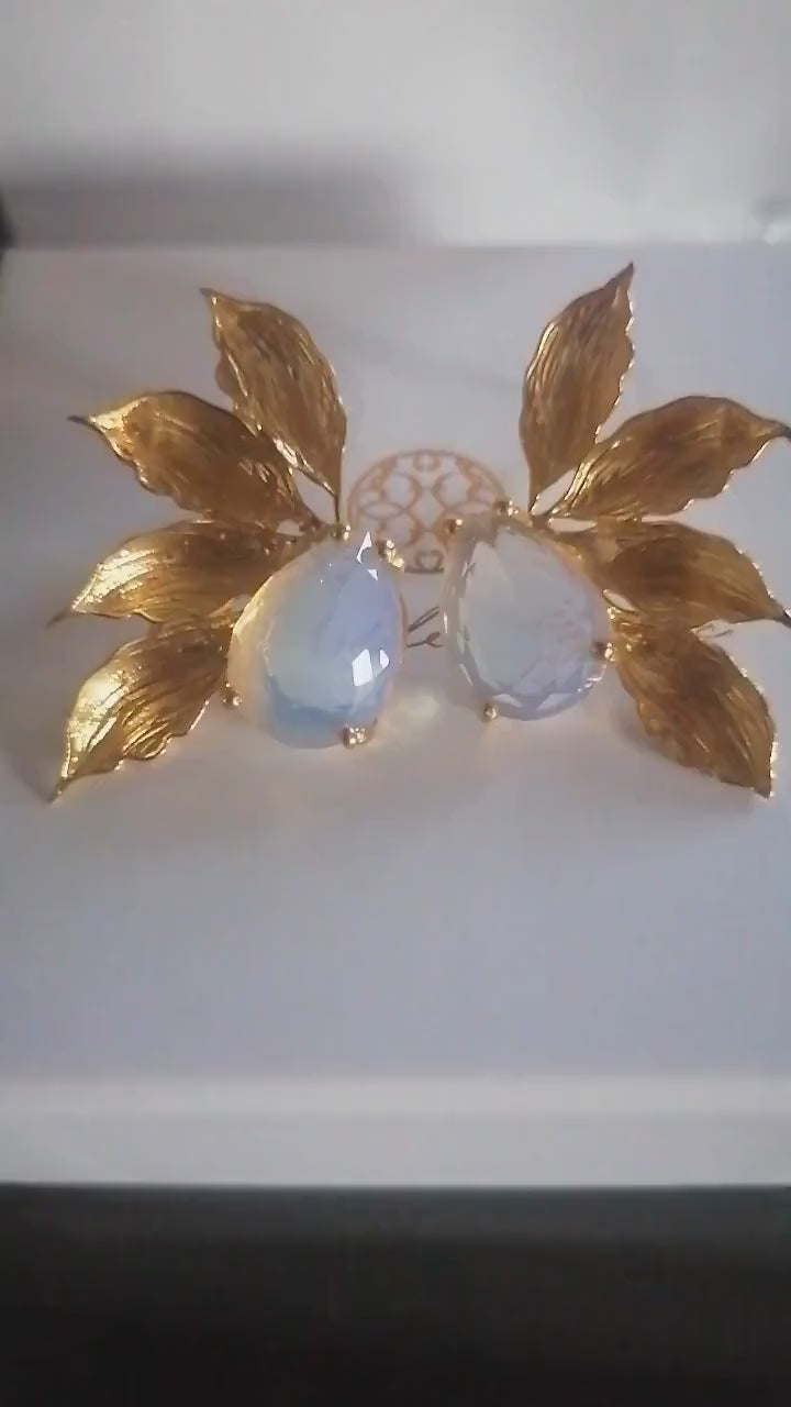 Orecchini foglia in oro su bronzo con opaline naturali latte sfaccettate e ganci in argento