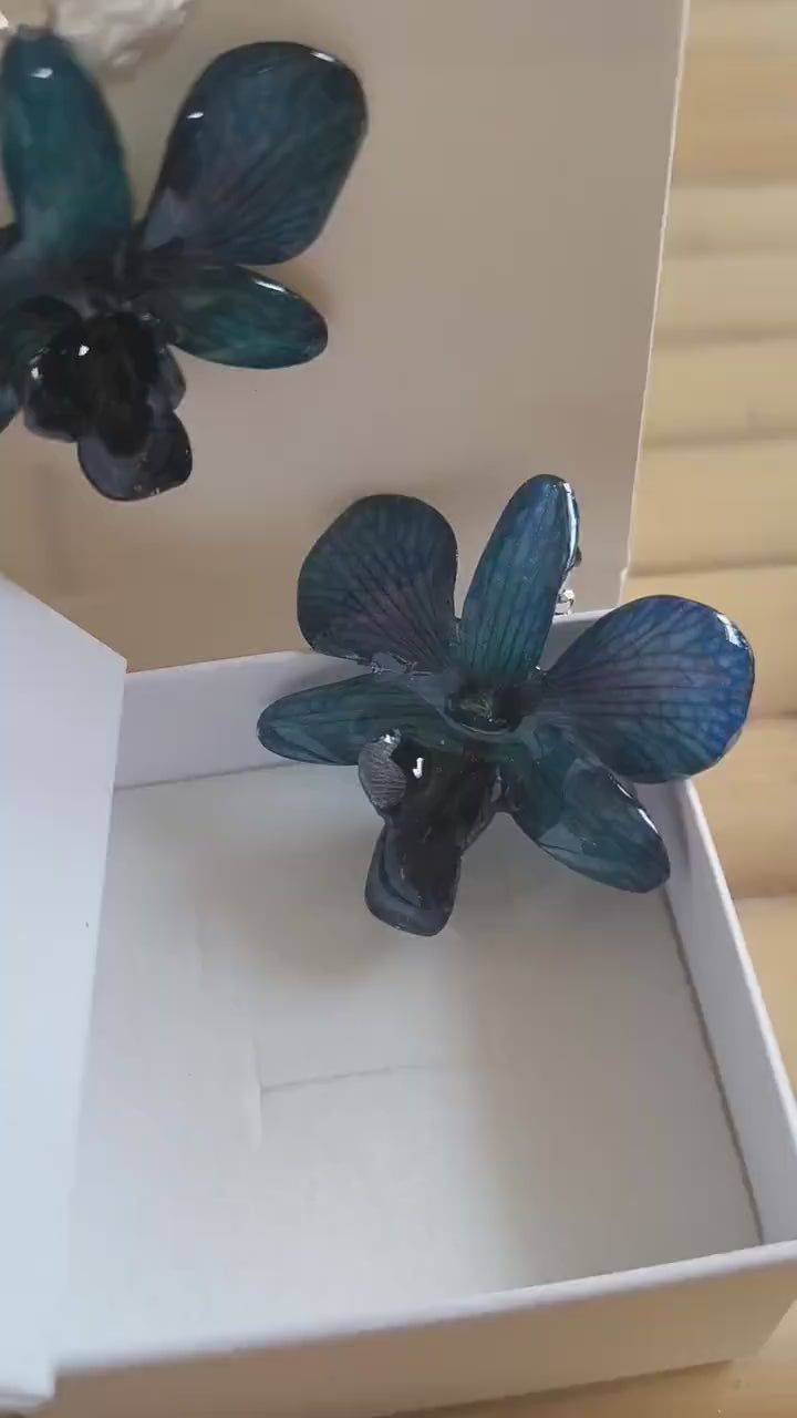 Orecchini con orchidee rare viola nere e blu inglobate in resina con venature lilla e tortora