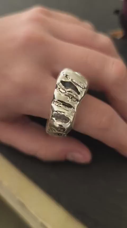 Anello Scultoreo in Argento con Ametiste e Quarzo Bianco in Resina Artistica – Pezzo Unico Fatto a Mano