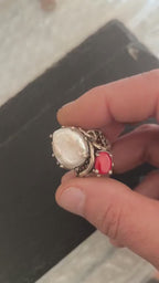 Anello artigianale in argento con perla barocca bianca e corallo rosso naturale