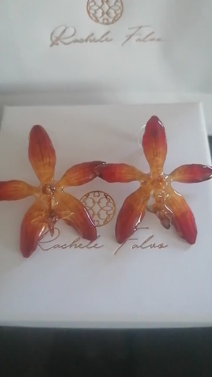 Orecchini con orchidee naturali arancio e panna in resina con ganci in argento