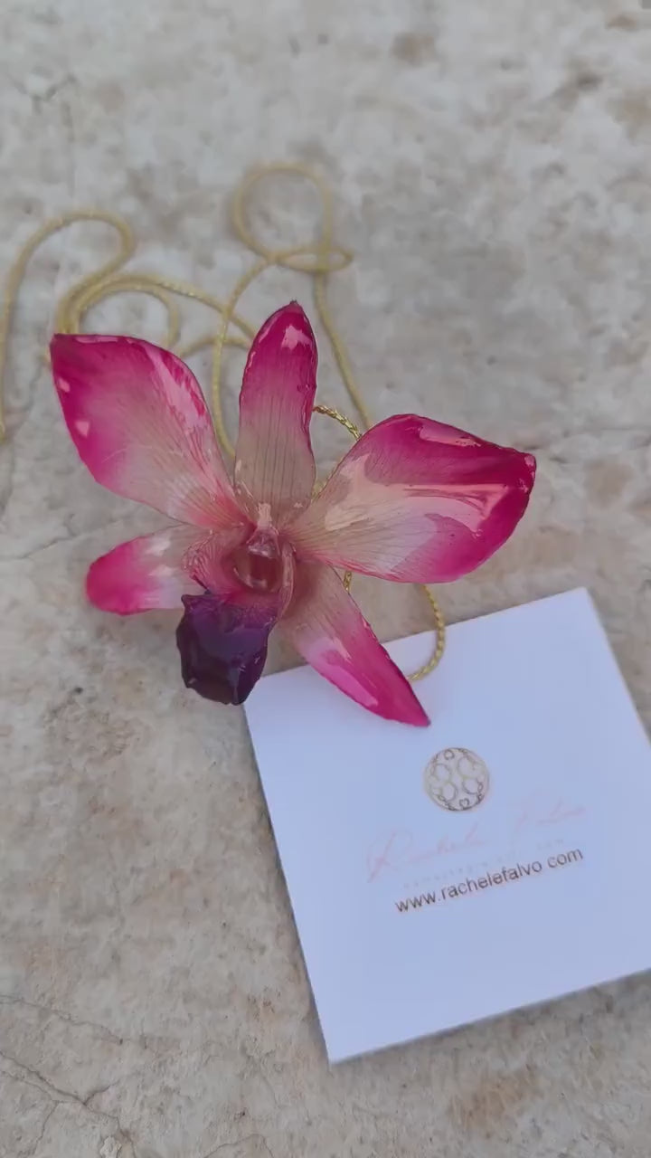 Collana con orchidea Dendrobium rosa naturale inglobata in resina con catena saliscendi oro su bronzo regolabile