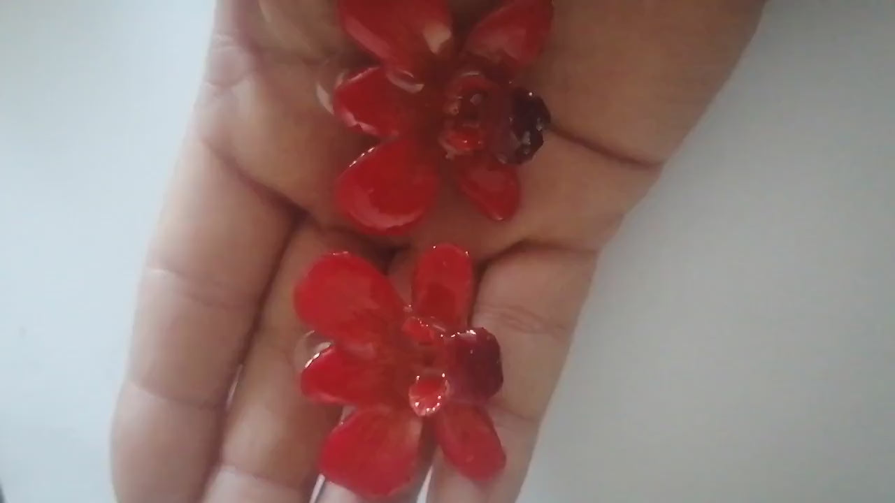 Orecchini da lobo con orchidee rosse naturali inglobate in resina con ganci in argento