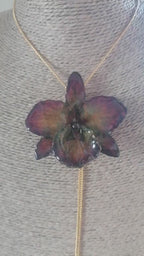 collana orchidea lucky viola riflessi verde chiaro verde scuro resina saliscendi oro