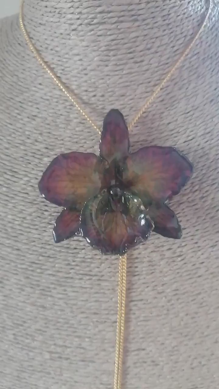 collana orchidea lucky viola riflessi verde chiaro verde scuro resina saliscendi oro