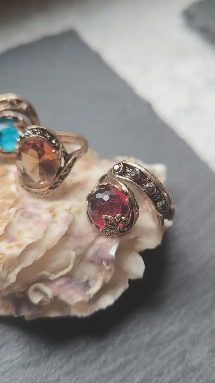 Anello regolabile in oro rosa su bronzo con opallina, diaspro rosso e cisarite cambia colore