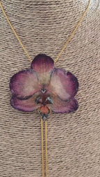 Collana orchidea Dendrobium iridescente con riflessi opalini in resina saliscendi oro