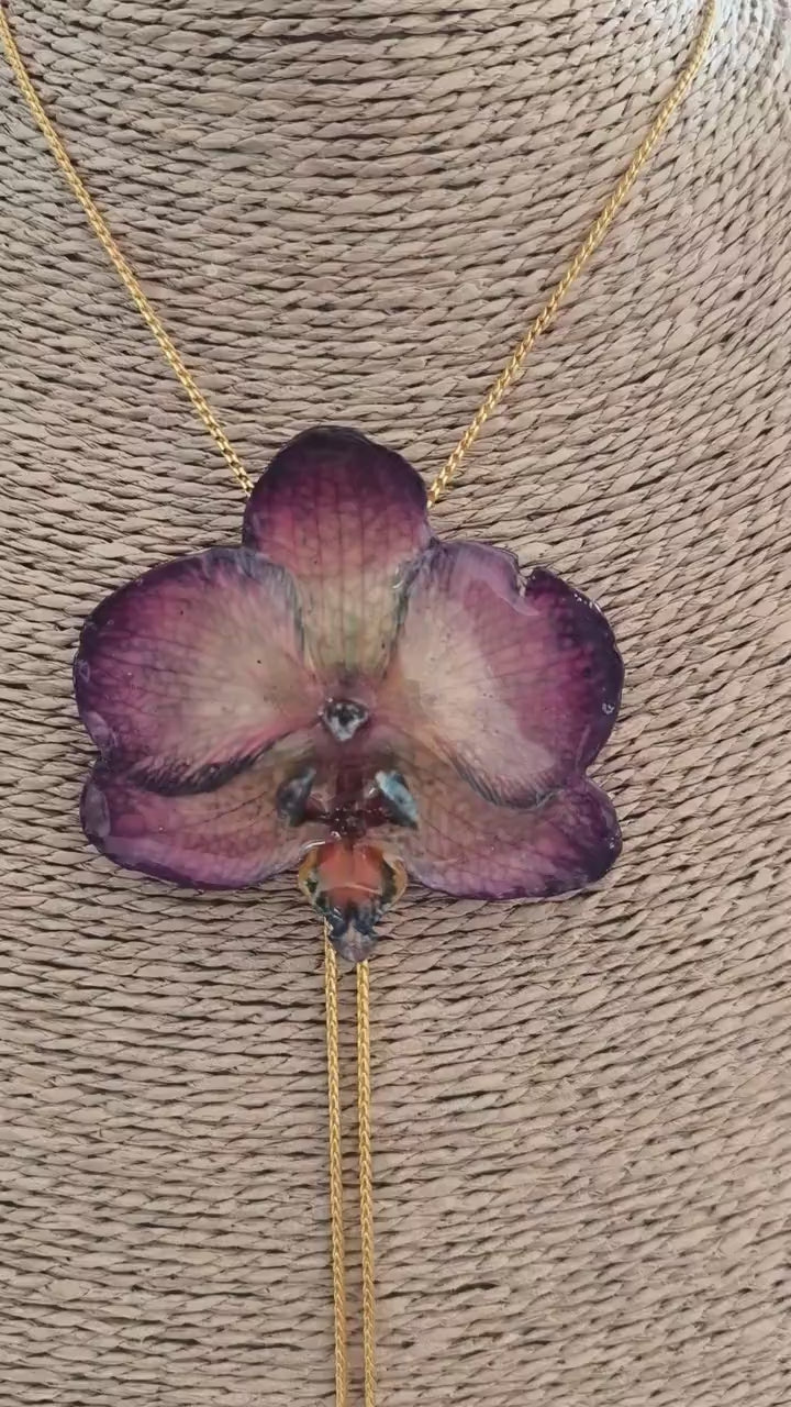 Collana orchidea Dendrobium iridescente con riflessi opalini in resina saliscendi oro