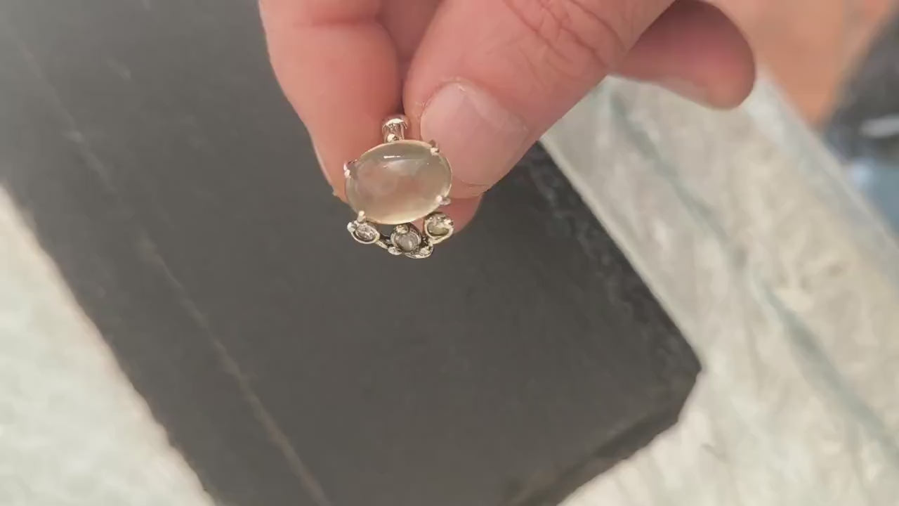 Anello regolabile in argento con ambra baltica gialla naturale taglio cabochon