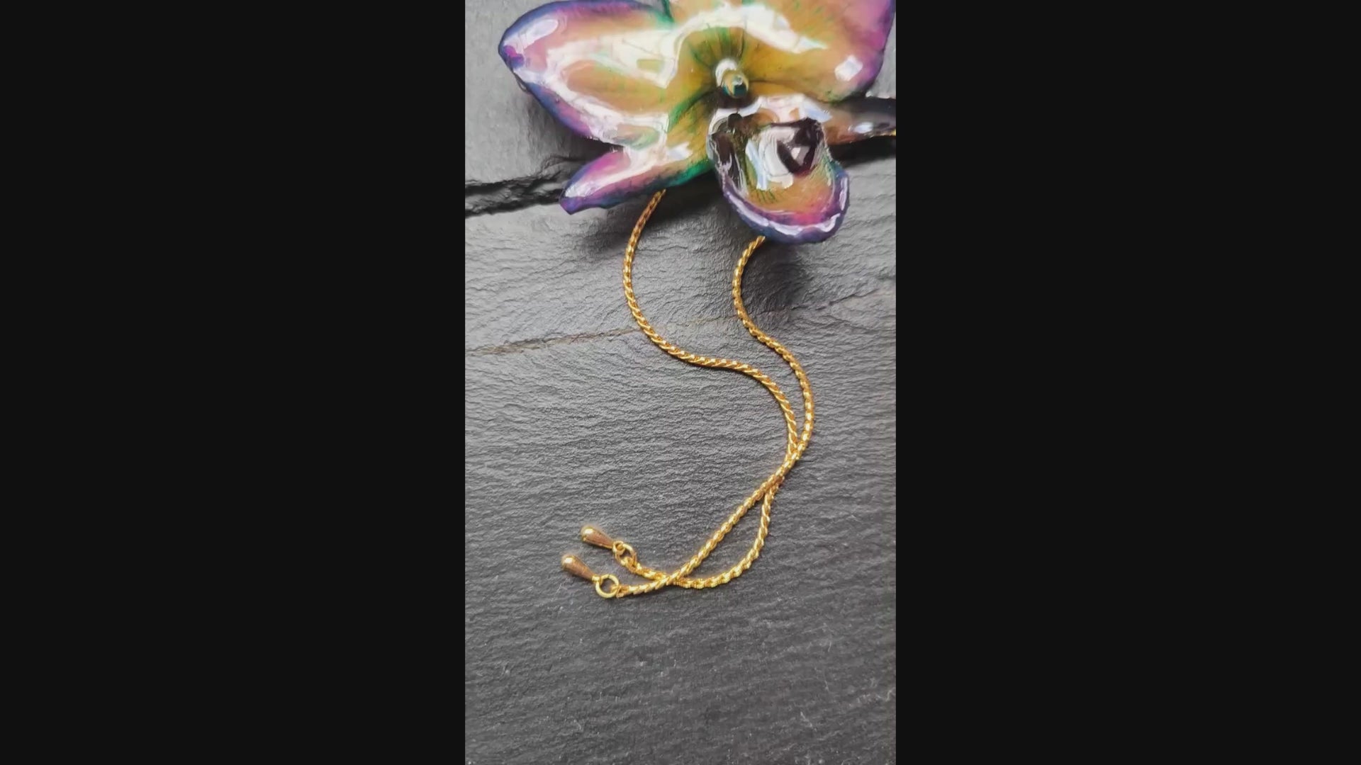 Collana con orchidea ibrida naturale in resina con catena saliscendi oro regolabile