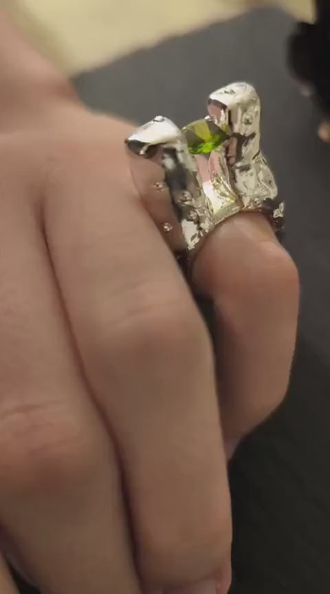 Anello scultura in argento e resina artistica con peridoto verde naturale