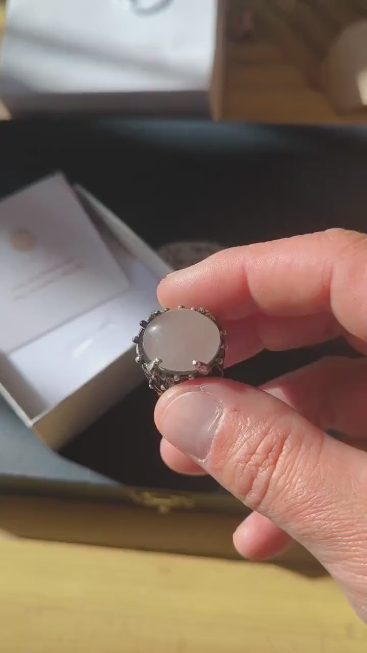 Anello in argento massiccio brunito con ossidiana naturale cabochon
