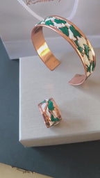 Completo anello e bracciale in rame sbalzato e smaltato a mano con finitura impermeabile
