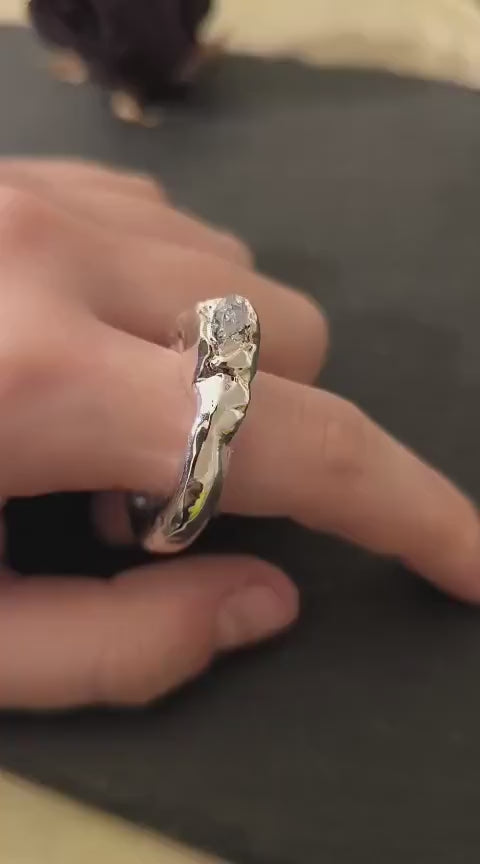 Anello artistico in argento puro e resina scultorea 