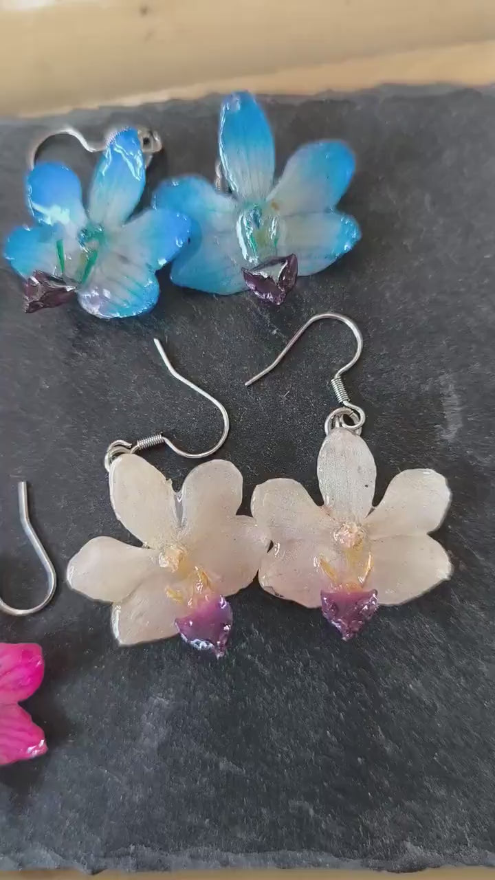 Orecchini con piccole orchidee naturali in resina e gancio in peltro nickel free