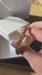 Bracciale etrusco rigido in oro opaco su bronzo con quarziti rosa naturali sfaccettate