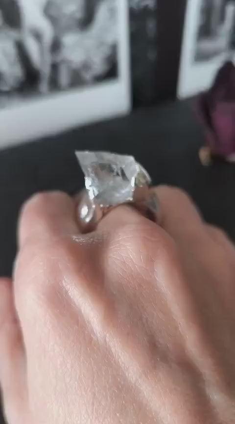 Anello scultoreo in argento e resina artistica con quarzo bianco naturale fatto a mano