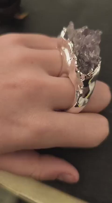 Anello scultoreo in argento a due dita con ametista drusa grezza e resina artistica fatto a mano