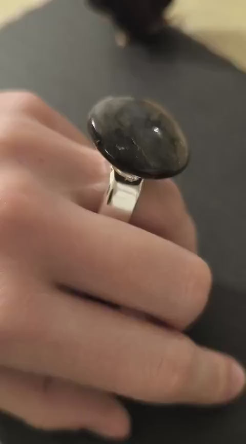Anello scultoreo in argento e resina artistica con labradorite naturale tonda dai riflessi blu fatto a mano