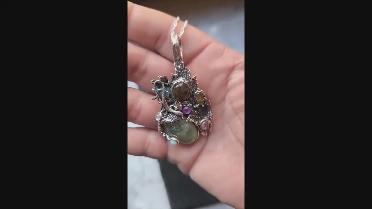 Ciondolo artigianale in argento stile organico con corindone, ametista, tormaline e labradorite blu